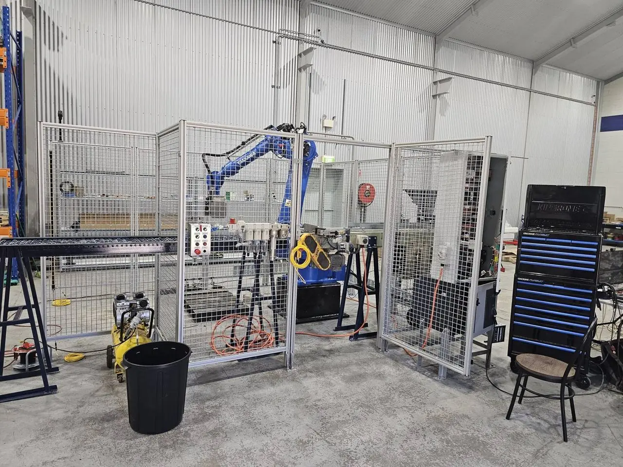Robotic brick palletiser cell with guarding